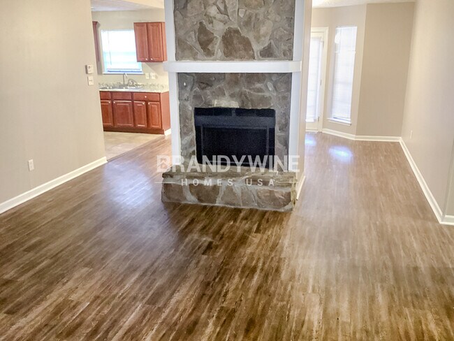 Building Photo - One month FREE RENT