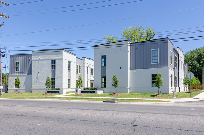 Building Photo - 1551 Highland Rd