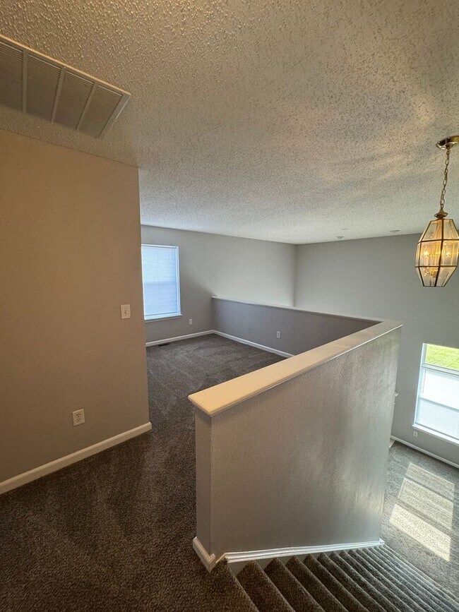 Building Photo - Noblesville 3  - R home