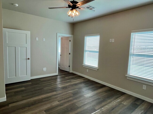 Building Photo - Large 1 Bed, 1 Bath in Beautifully Well-Maintained Neighborhood!! New Construction!!