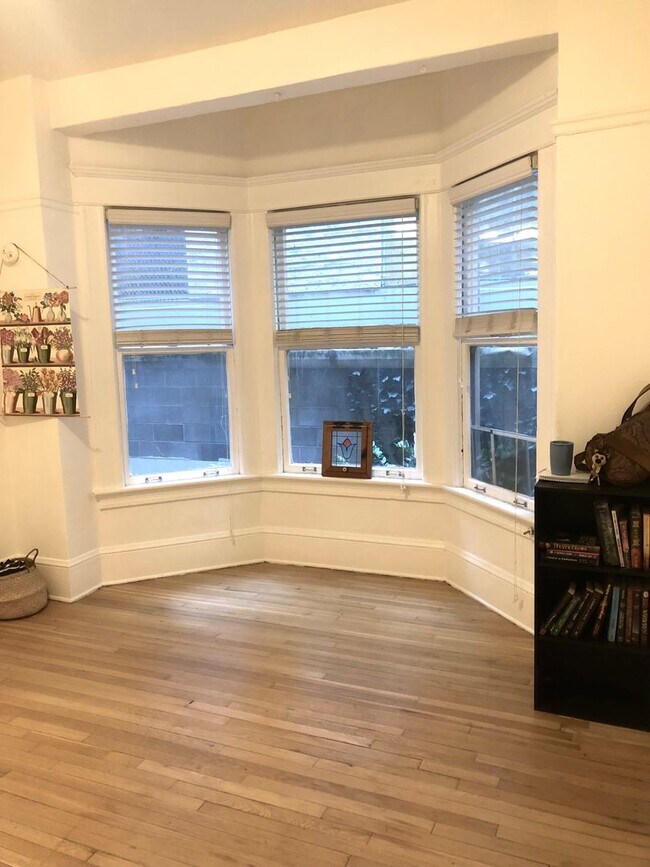 Building Photo - High Ceiling Studio Overlooking West Courtyard- Cats and Dogs Welcome!