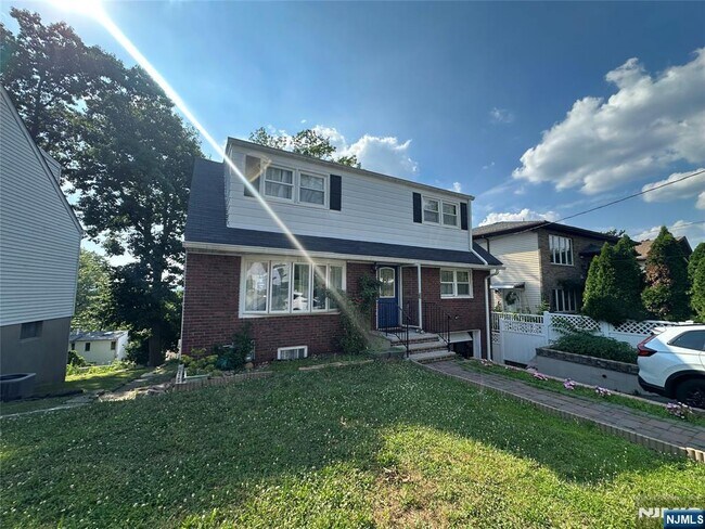 Building Photo - 777 Oakwood Ln