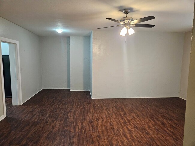 Building Photo - 567 Northside Dr