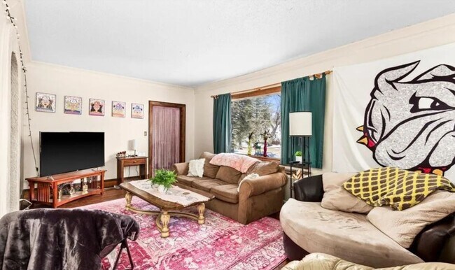 Building Photo - 1325 N 19th Ave E