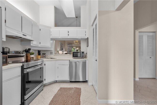 Building Photo - 1544 SW Silver Pine Way