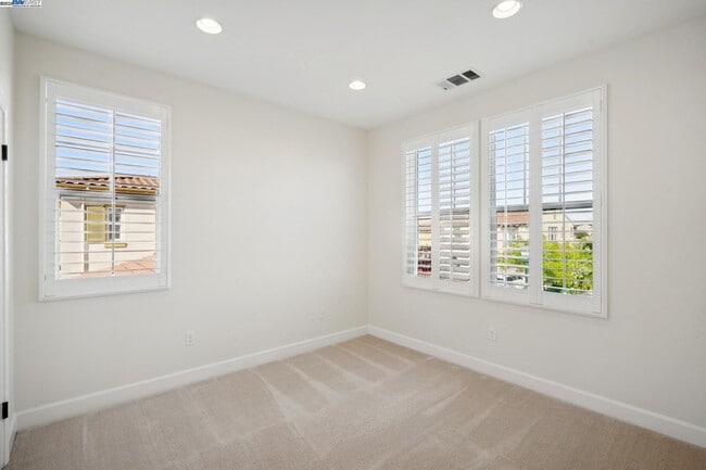 Building Photo - 454 Bengali Ct