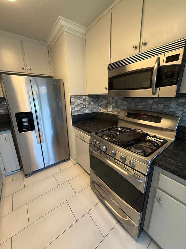 Building Photo - Modern 3 Bedroom, 2.5 Bath Two-Story Townh...