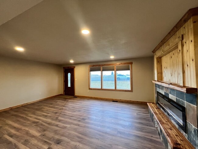 Building Photo - Country Living Close to Town!