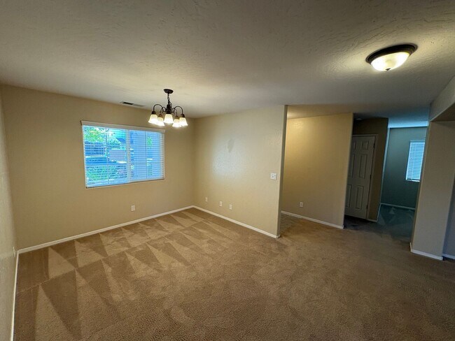 Building Photo - Lovely NW Visalia Home Near Shopping Centers Available Now!