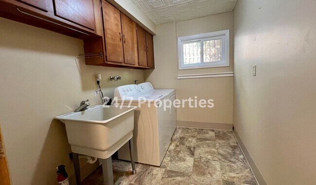 Building Photo - Spacious 4BD I 2BA Home w/ Separate Living...