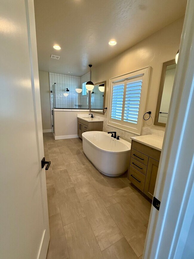 Building Photo - Welcome to this stunning 5-bedroom, 3.5-ba...