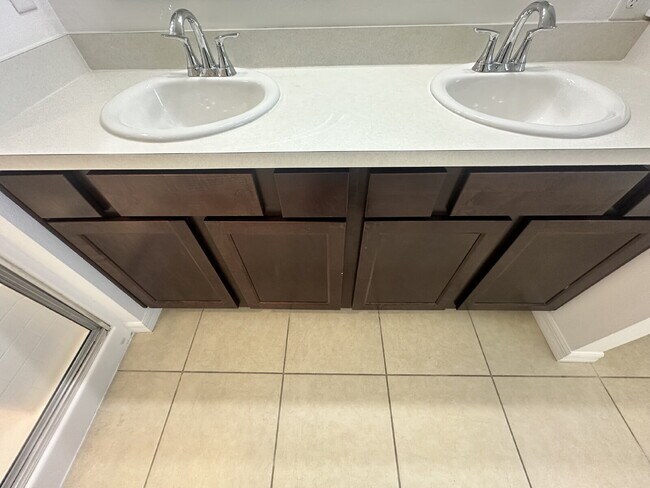 Building Photo - "Beautifully Maintained 3-Bed Townhouse with 2.5 Baths in Lakeland - Spacious 1,676 Sq. Ft.!"