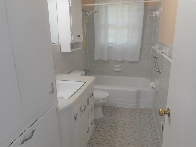 Building Photo - 3 Bedroom 2 Bath Brick Ranch Within 1 Bloc...