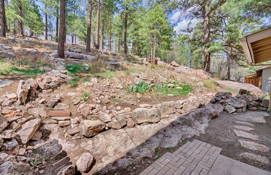 Building Photo - 676 E Zuni Dr
