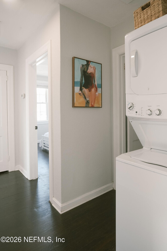 Building Photo - 212 Oak St