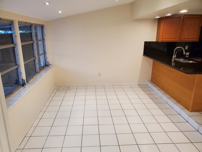 Building Photo - 5150 NE 17th Terrace