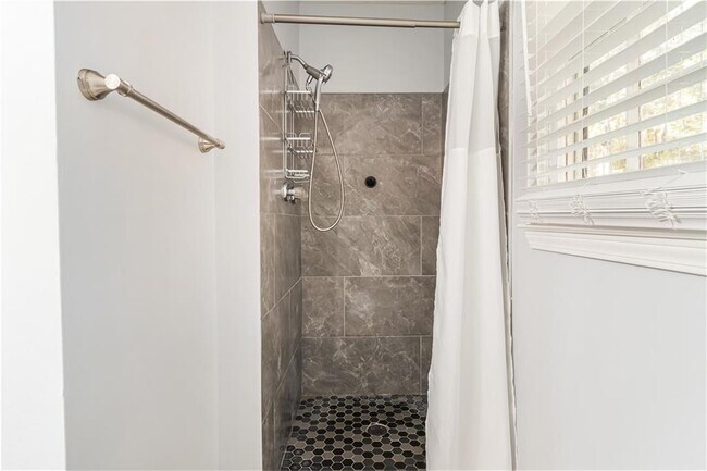 Building Photo - 145 Mountain View Cir