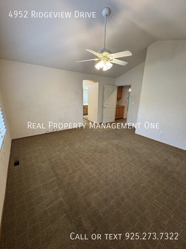 Building Photo - 4952 Ridgeview Dr