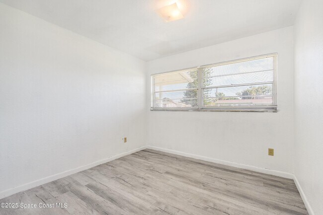 Building Photo - 557 Cox St