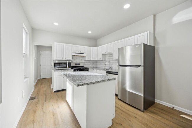 Building Photo - Stunning 4-Bedroom Townhome in the Heart o...