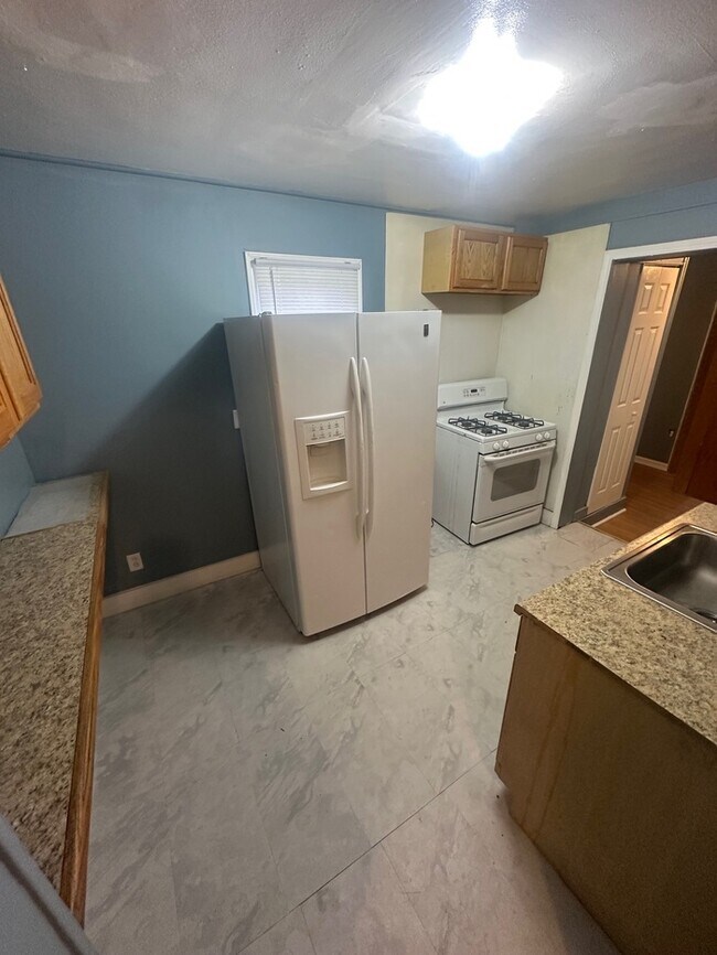 Building Photo - 3 Bed 1 bath ranch with Garage