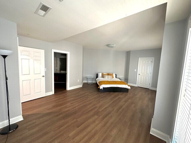 Building Photo - Upscale 2 bedroom/2 bathroom Condo in uptown Charlotte, Short Walk to Bank Of America Stadium