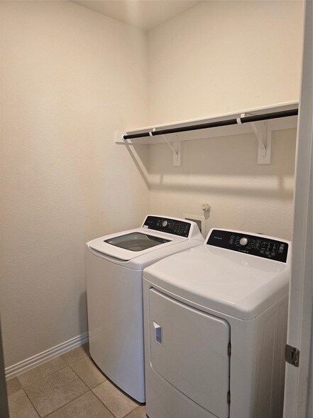 Building Photo - 817 Holbrook Rd