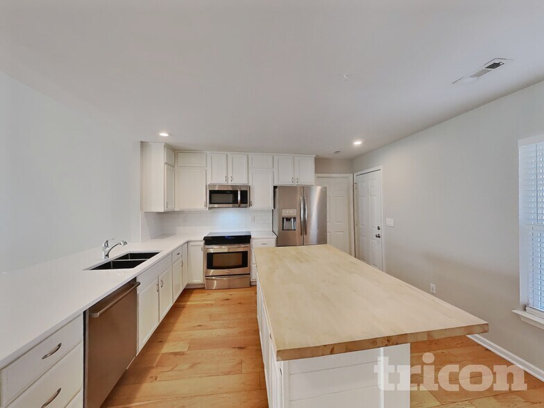 Building Photo - 4021 Deer Run Trce