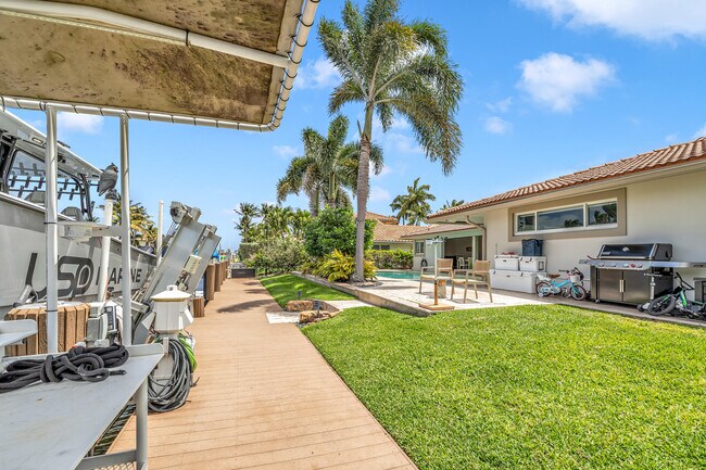 Building Photo - 2471 NE 46th St