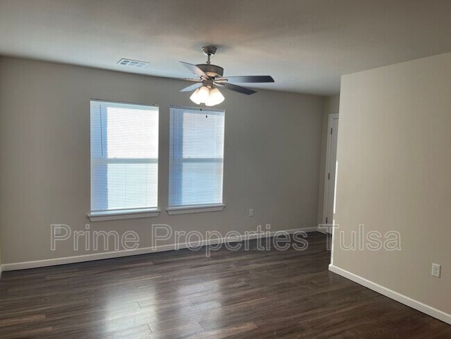 Building Photo - 1517 Rosewood Dr