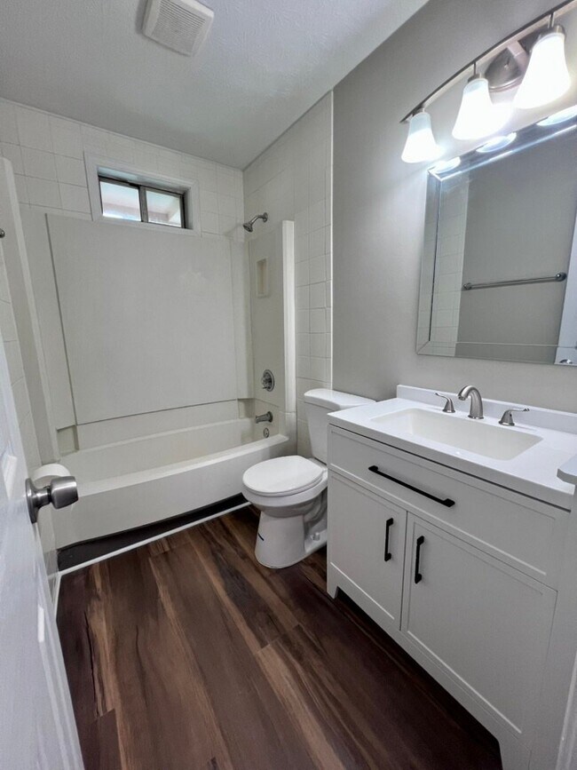 Building Photo - 4862 Valley Dale Dr SW