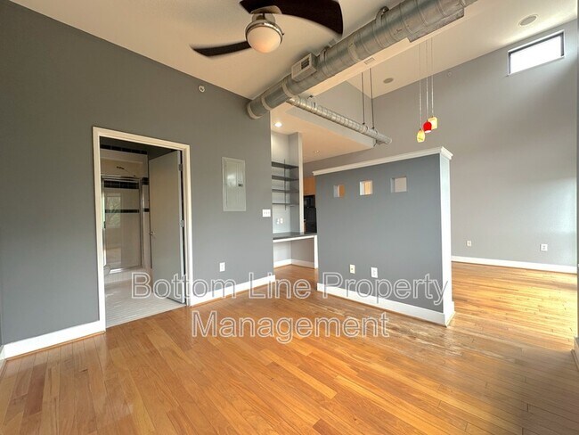 Building Photo - 514 W 10th St