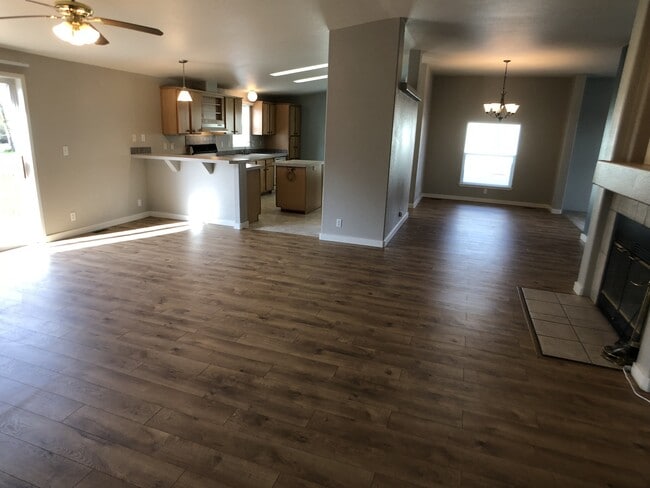 Building Photo - Beautiful and Convenient Turner Location!