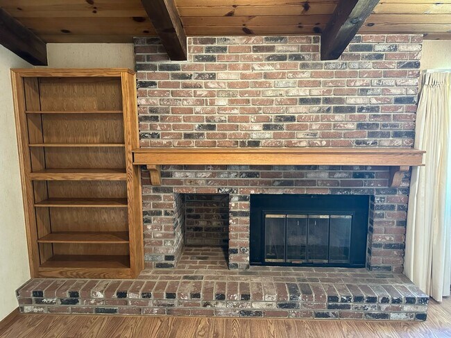 Building Photo - 475 E Mercedes Ave