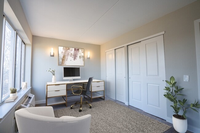 Building Photo - 121 Wellington Ct