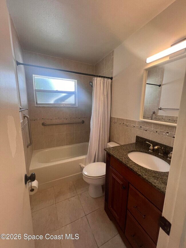 Building Photo - 2407 Lakeview Dr