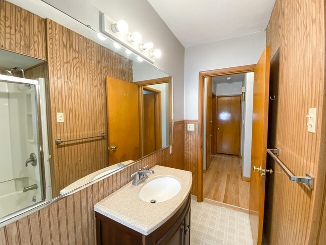 Building Photo - 3 Bedroom House for Rent!