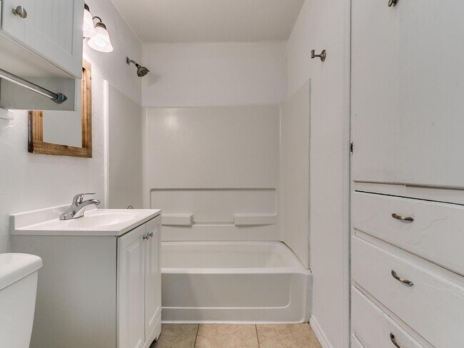 Building Photo - 1501 NE Grand Blvd