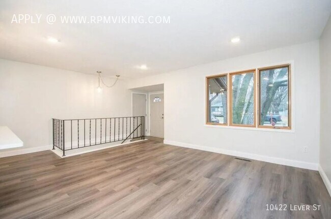 Building Photo - 3br 2ba 1cg ~ Security Deposit Free Altern...