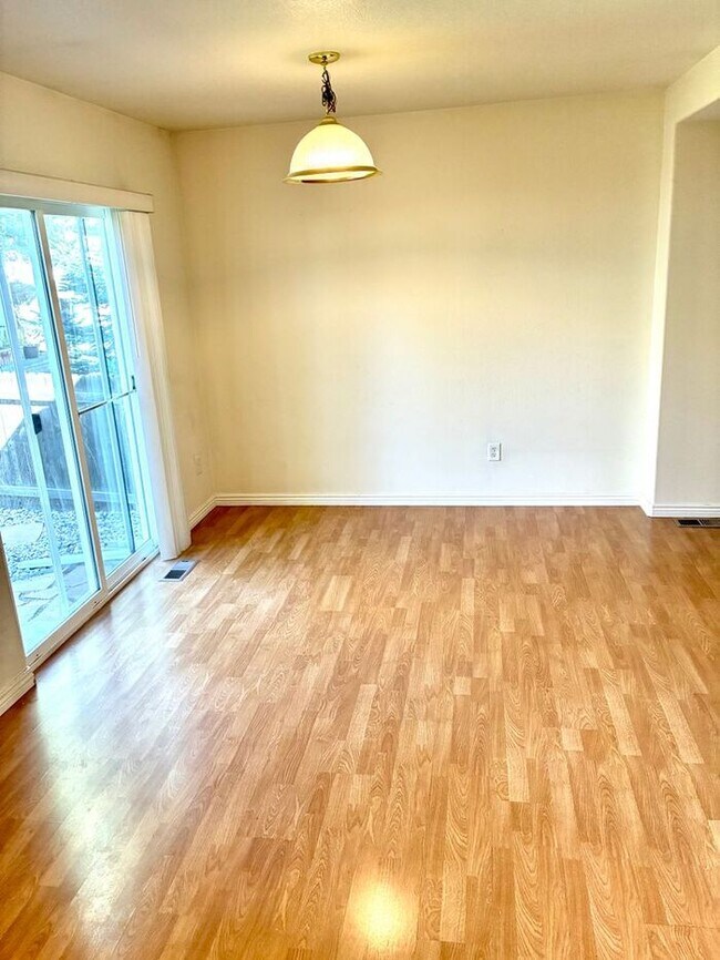 Building Photo - 3 Bedroom, 2.5 Bath Townhome with 2 Car At...