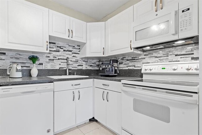 Building Photo - 751 Pine Dr