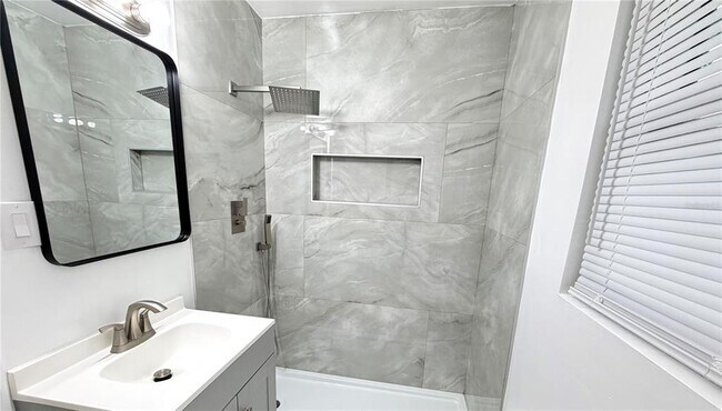 Building Photo - 6310 Lake Underhill Rd