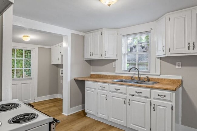 Building Photo - UNCG area with 3 bedrooms and 1 bath, Cent...