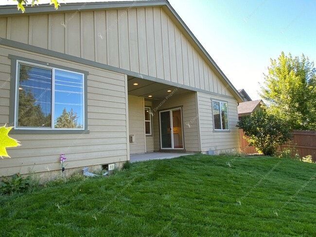 Building Photo - Bright, Spacious Home with Expansive Yard ...