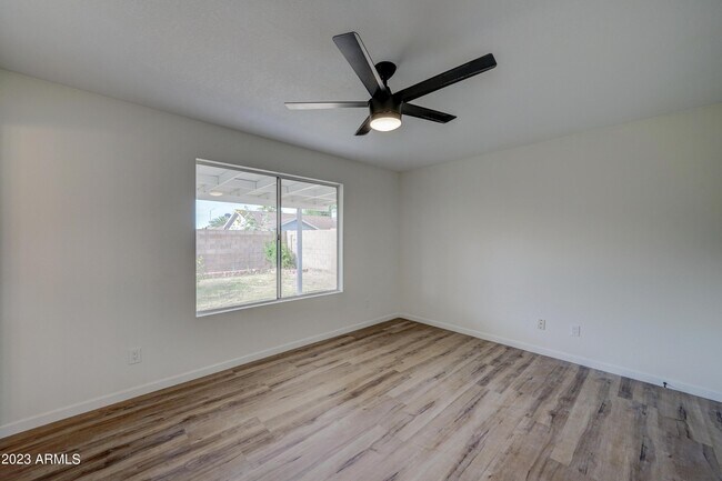Building Photo - 7113 W Sunnyside Dr
