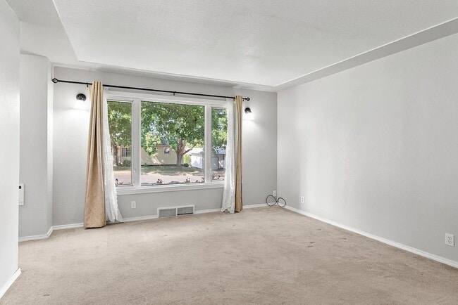 Building Photo - 2112 E 10th Ave