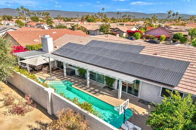 Building Photo - 43911 La Carmela Dr