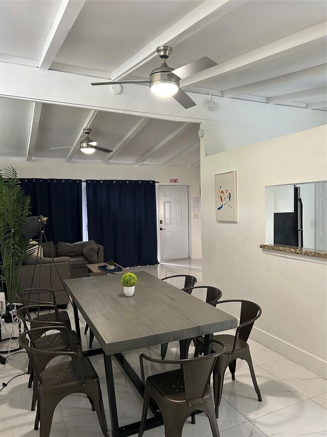 Building Photo - 720 NE 17th Ct