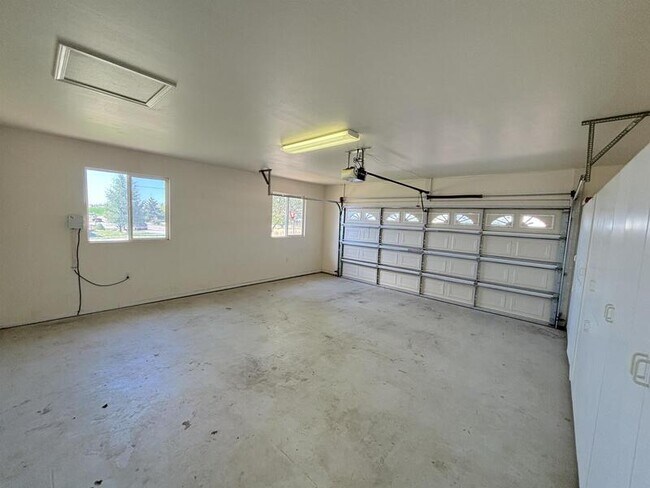 Building Photo - 465 Meadowlark Ln
