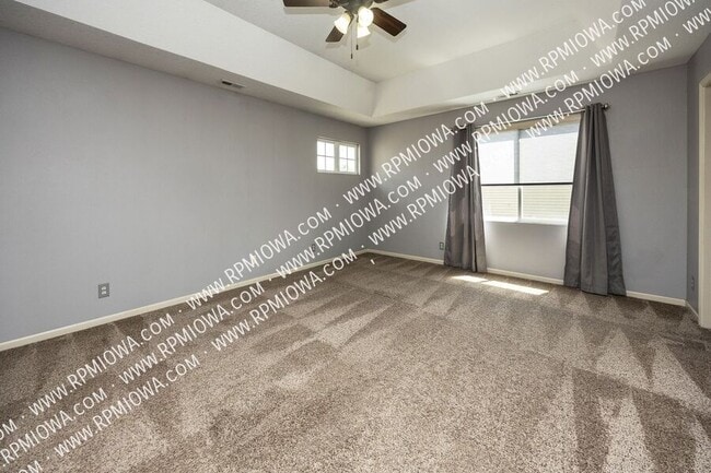 Building Photo - 900 SE Woodbine Dr